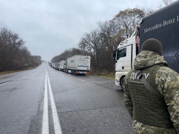 В пунктах пропуска на границе Украины и России скопились сотни фур