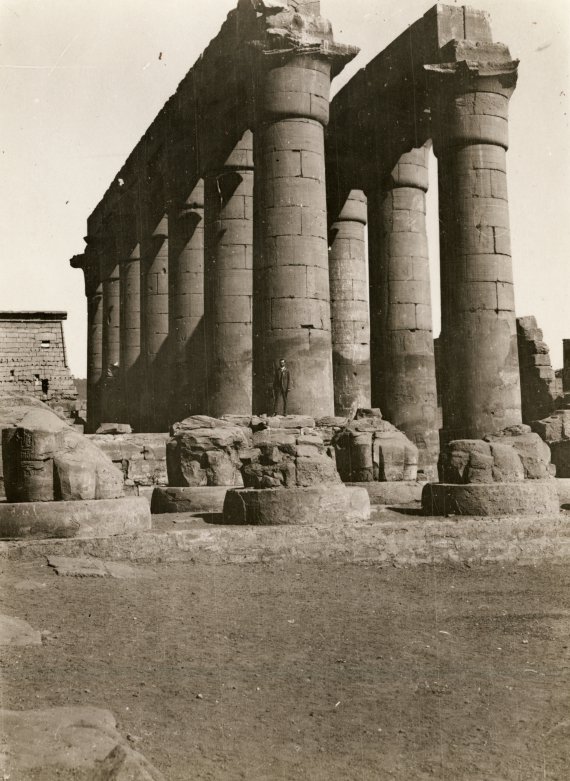 Один из самых больших храмовых комплексов расположен в Луксоре на севере страны. Он посвящен богу Солнца Амону-Ра