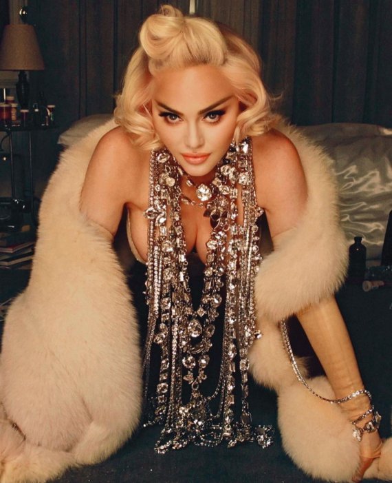 Американская артистка Мадонна эпатировала сеть скандальным фотосетом