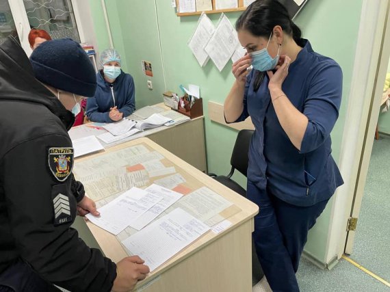 У Миколаєві група людей на приватній "швидкій" штурмувала лікарню