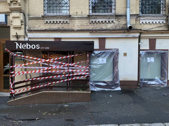В кафе Nebos заклеили вход и назвали его "биологически опасным"  
