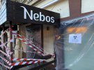 В кафе Nebos заклеили вход и назвали его "биологически опасным" Фото: Апостроф Киев
