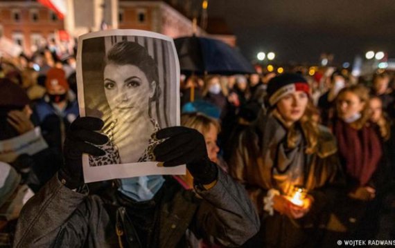 Учасники масових протестів, що пройшли в Польщі, вшанували пам'ять померлої 30-річної жінки та закликали лібералізувати законодавство щодо абортів. Фото: AFP