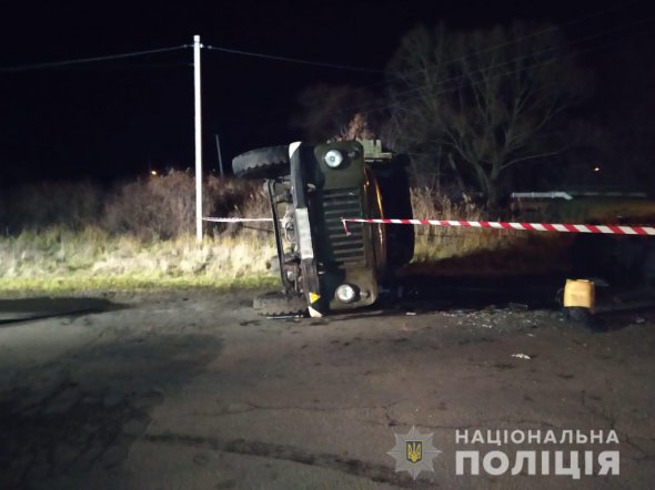 Под Сумами водитель перевернулся  на грузовике. 18-летний парень погиб, еще двое подростков травмированы