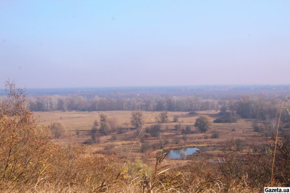 В озерах, що утворилися від розлиття Псла, відбивається осіннє небо. А річка Псел схована за білими тополями