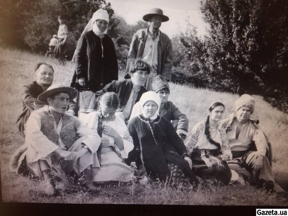 Місцеві мешканці, що брали участь у масовці фільму "Пропала грамота". Фото з архіву Красногорівського краєзнавчого музею