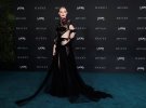 Американская актриса Эль Феннинг предстала в черном платье с вырезами от Gucci