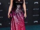 Мексиканская киноактриса Сальма Гаек предстала в блестящем градиентном платье от Gucci