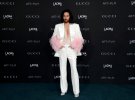 Американський співак і актор Джаред Лето обрав білий костюм, прикрашений рожевим пір'ям, від Gucci