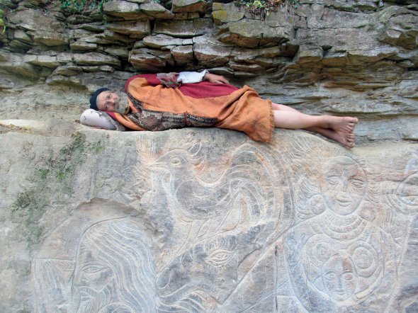 Скульптор Олексій Альошкін лежить на скелі в селі Букатинка Могилів-Подільського району на Вінниччині. Переїхав сюди на початку 1980 років. Разом із дружиною створює скульптури з пісковику