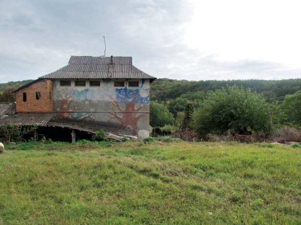 Двоповерховий будинок у селі Букатинка Могилів-Подільського району на Вінниччині звели скульптори Олексій і Людмила Альошкіни 1983 року. Його чотири стіни митці розписали зображеннями пір року