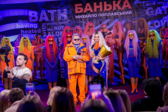 Ректор Университета культуры Михаил Поплавский представил новый клип "А мы с кумой ходим в баньку"