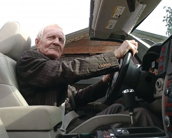 Микола Тараканов раніше працював електриком на заводі. Створювати автомобілі почав у 1970 роках