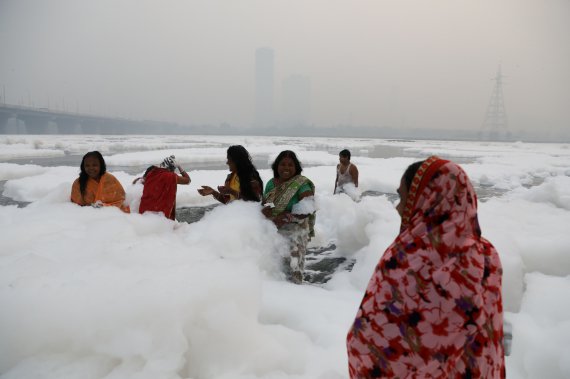 Индусы купаются в загрязненной реке