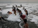 Індуси купаються у забрудненій річці