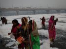 Індуси купаються у забрудненій річці