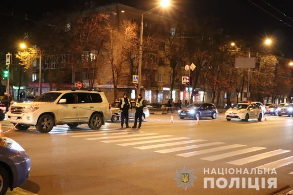 В Харькове на пешеходном переходе водитель Toyota сбил 13-летних парня и девушку. Оба в больнице