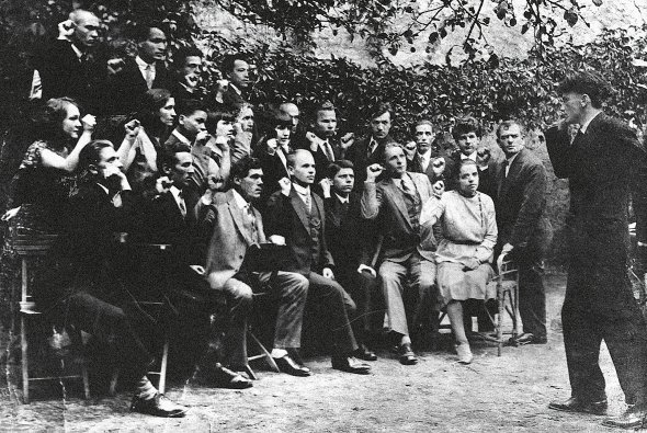 У 1920–1930-х на Галичині та Волині діяли невеликі комуністичні групи. Вони віталися жестом ”рот фронт” – напівзігнута рука із затисненим кулаком. Прикриваючись тиском на комуністів, польська влада вдалася до репресій проти українців