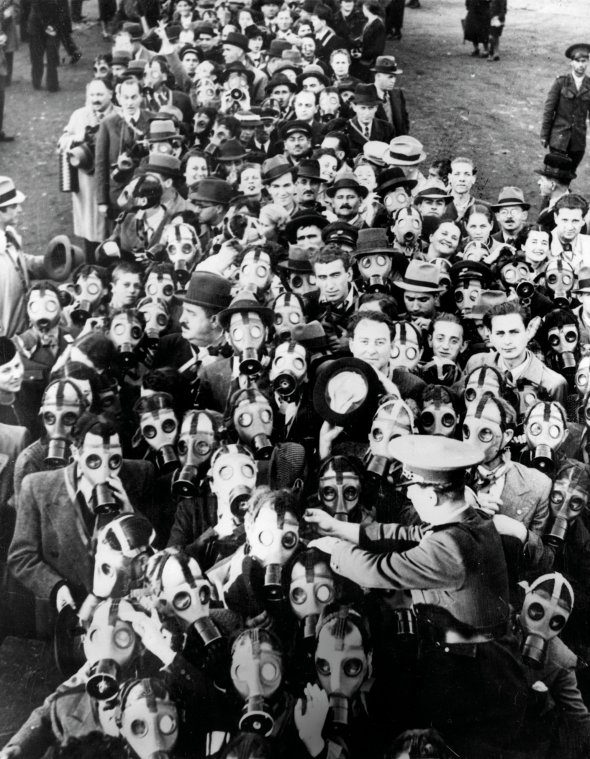 Військовий перевіряє правильність надівання протигаза в Бухаресті 16 листопада 1939-го. З початком Другої світової війни у вересні того року правитель Кароль II оголосив загальну мобілізацію. Всіх громадян змушували носити із собою засоби захисту від газових атак. У листопаді 1940-го Румунія стала союзницею Німеччини