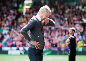 Арсен Венґер реагує на події на футбольному полі під час свого останнього матчу як головний тренер ”Арсенала” проти ”Хаддерсфілда”. Команда Венґера перемогла – 1:0. Хаддерсфілд, 13 травня 2018 року