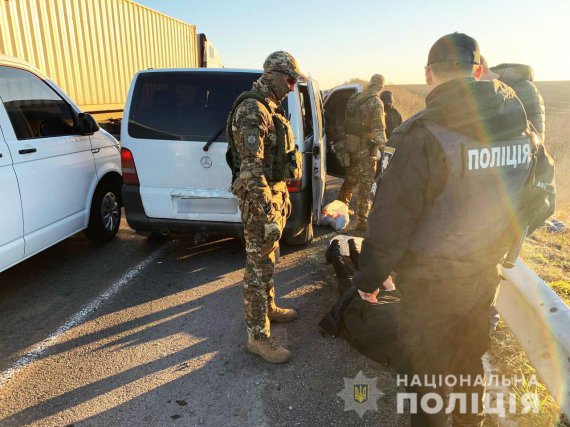 Злодіїв затримали на автодорозі, коли ті поверталися зі злочину.