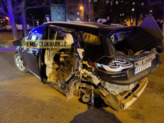 В Харькове Mitsubishi Outlander протаранил Chevrolet Aveo и перевернулся. За рулем мог быть полицейский