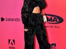 Певица Зеа позировала на красной дорожке MTV EMA
