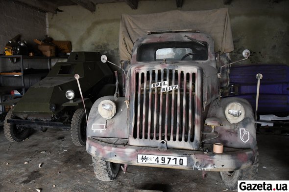 Німецька вантажівка Opel Blitz та радянський бронеавтомобіль БА-64