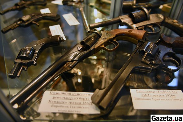 Поліцейський капсульний револьвер Уберті-Кардоне зразка 1862 р. (Італія) та "Енфілд №2 MkI"  зразка 1926 р. (Британія)