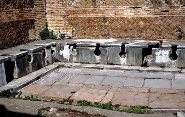 Вбиральня дому гільдії будівельників у Римі збереглася до нашого часу. Її звели в другому столітті. Такі туалети облаштовували в усіх громадських місцях. Відвідувачі сідали один навпроти одного та спілкувалися