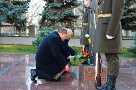 Британский и украинский министры обороны возлагают цветы к монументу украинским военным, погибшим в борьбе за украинскую независимость