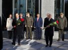 Британський та український міністри оборони покладають квіти до монумента українським військовим, які загинули в боротьбі за українську незалежність
