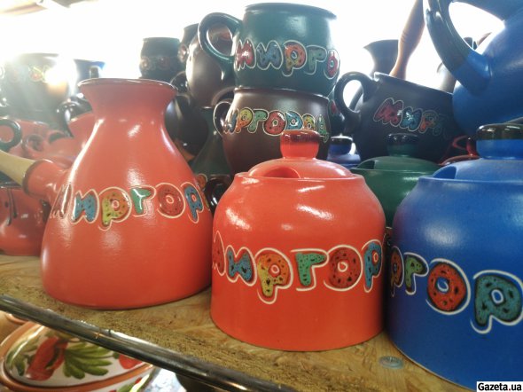 В Миргороде продают много керамики с названием города