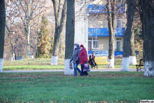 Колишня медсестра курорту місцева мешканка Тамара Безрук прогулюється алеями разом із донькою