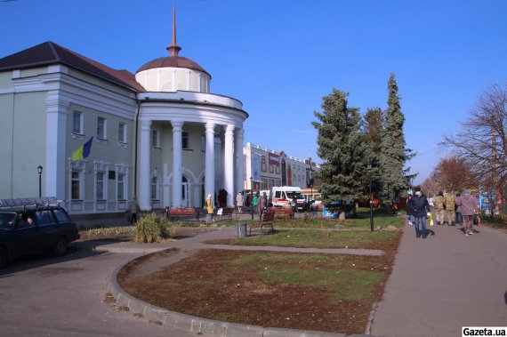 Миргородський міський будинок культури. Тут щодня проводять вакцинацію та чергує бригада "швидкої"