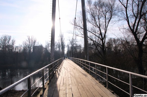  территории курорта дальше вглубь ландшафтного парка ведет еще один мост. Это один из разработанных кардиологических маршрутов для прогулок отдыхающих