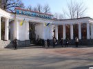 Знаменитая колоннада на главном входе в "Миргород-курорт". Местные жители стоят в очереди у отделения банка