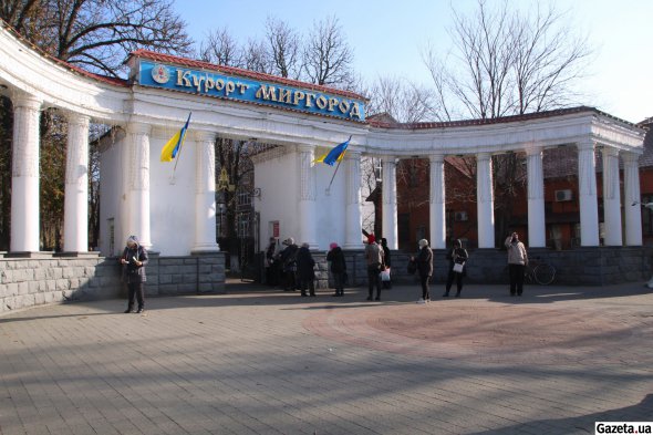 Знаменита колонада на головному вході до "Миргородкурорту". Місцеві мешканці стоять у черзі у відділення банку