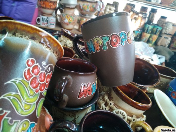 На сувениры туристы покупают в Миргороде керамику