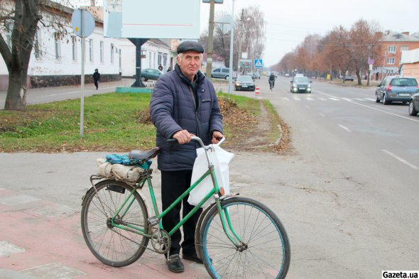 Пенсіонер Іван Борисович щиро вболіває за рідний Миргород та радіє тому, як змінюється місто