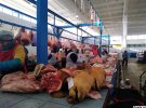Миргородский рынок. В крытом рынке главный товар – свинина и особое миргородское сало