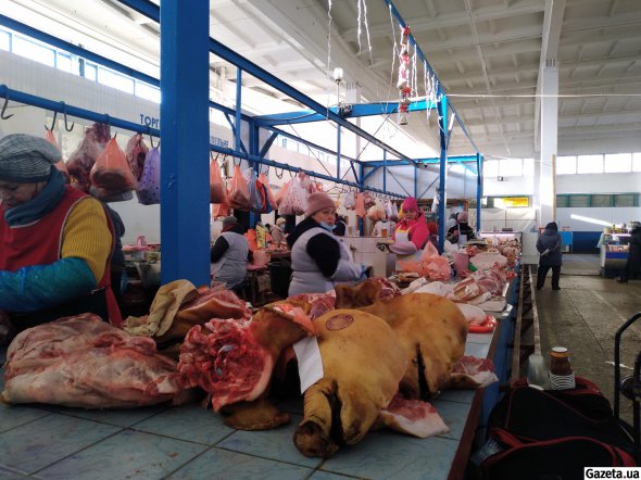 Миргородский рынок. В крытом рынке главный товар – свинина и особое миргородское сало