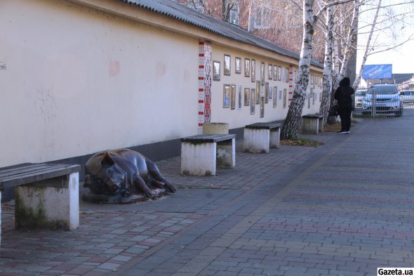 Памятник миргородской свинье и выставка репродукций картин известных художников на аллее у Миргородской лужи