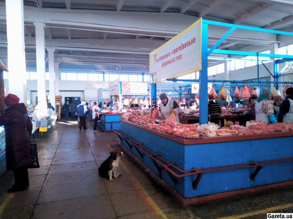 Миргородський базар. У критому ринку головний товар - свинина і особливе миргородське сало