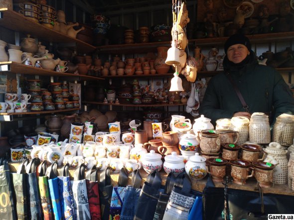 Предприниматель Сергей Динец в своем киоске с сувенирами и посудой на Миргородском городском рынке