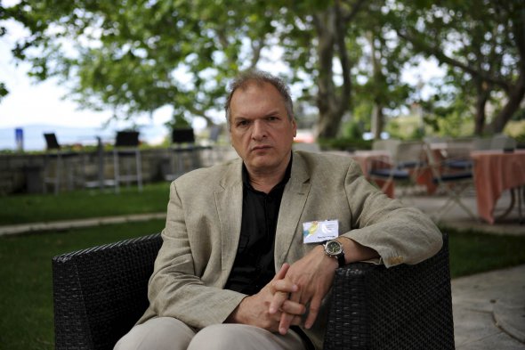 Юрій Фельштинський, 65 років, історик. Народився у Москві. Навчався на історичному факультеті Московського педагогічного інституту. 1978-го емігрував до США. Захистив докторську дисертацію в Інституті історії Російської академії наук. Автор книг з історії ХХ ст. 1998 року познайомився з підполковником Федеральної служби безпеки РФ Олександром Литвиненком. У співавторстві з ним написали книгу "ФСБ зриває Росію". Розповідали про поступове захоплення влади в країні спецслужбами та розслідували причетність ФСБ до терактів у житлових будинках у Росії у 1994-1999 роках. За книгою зняли документальний фільм «Замах на Росію». Обидва твори заборонені в Росії. Після анексії Криму написав книгу "Третя світова: битва за Україну". Перекладена українською. 2021 року вийшла книга «Від червоного терору до мафіозної держави: Спецслужби Росії у боротьбі за світове панування. 1917-2036». Мешкає в Бостоні, США