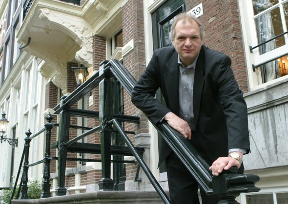 Російський історик Юрій Фельштинський, який живе у США, у співавторстві видав книгу «Від Червоного терору до мафіозної держави. Спецслужби Росії в боротьбі за світове панування (1917-2036)» про роль ФСБ та її попередників в історії Росії