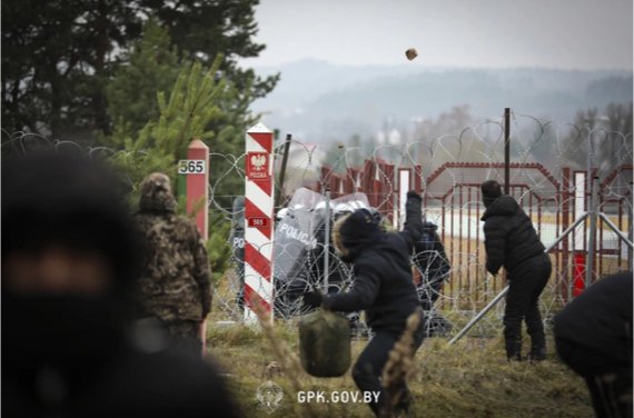 Попытки нелегалов пересечь белорусско-польскую границу переросли в стычки. Со стороны мигрантов бросались камнями, ветвями и светошумными гранатами. Польские силовики отвечали слезоточивым газом и водометами