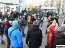 Около 100 сторонников антивакцинатора Остапа Стахива пришли сегодня поддержать его