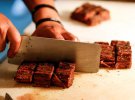 Шеф-повар готовит альтернативную говядину, произведенного Redefine Meat в ресторане в Тель-Авиве, 15 ноября 2021 года